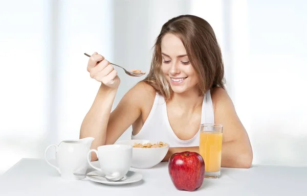 Frau genießt Frühstück — Stockfoto