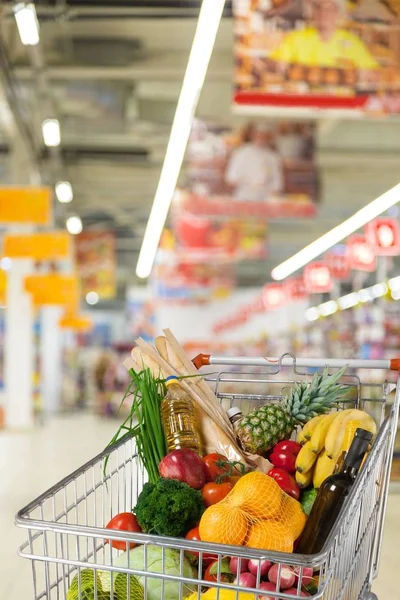 Winkelwagen vol met boodschappen — Stockfoto