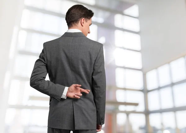 Hombre de negocios cruzando dedos — Foto de Stock