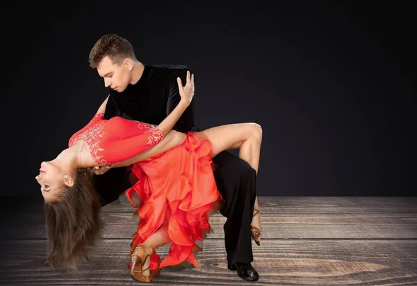 Άνδρας και μια γυναίκα χορεύει Salsa — Φωτογραφία Αρχείου