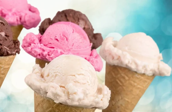 와플 콘에 다양 한 아이스크림 볼 — 스톡 사진
