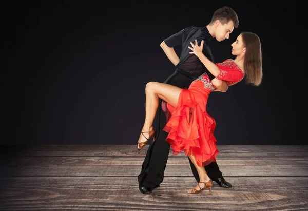 Homem e uma mulher dançando Salsa — Fotografia de Stock