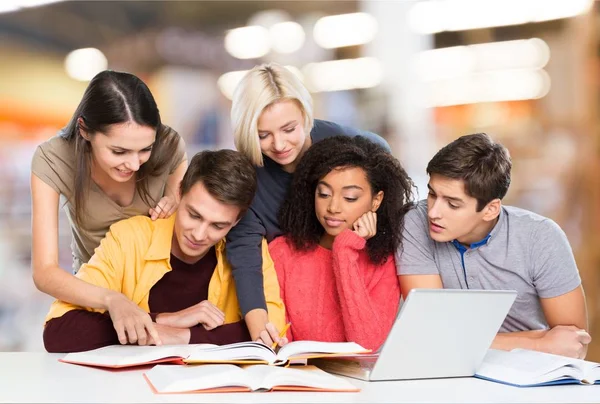 Mladí studenti studující — Stock fotografie