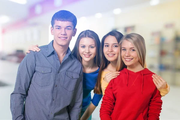 Gruppe glücklicher Schüler — Stockfoto