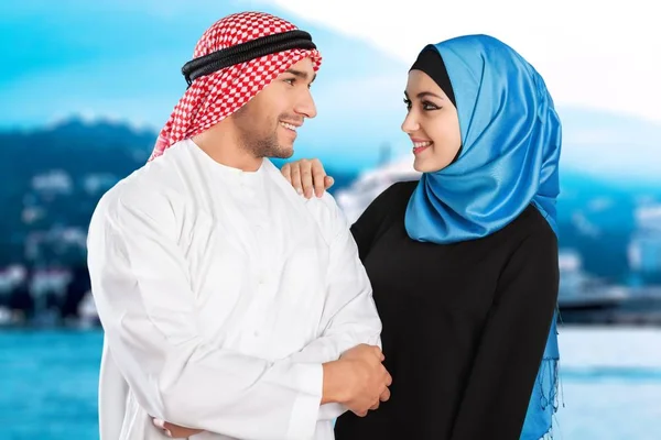 Счастливая мусульманская пара — стоковое фото