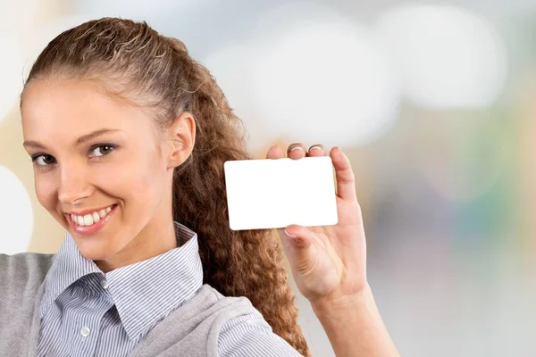 Mulher segurando cartão de crédito — Fotografia de Stock