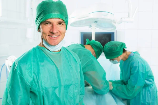 Médicos que trabajan en cirugía — Foto de Stock