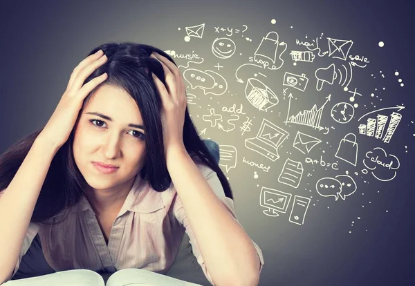 Estudiante cansada chica con libro — Foto de Stock