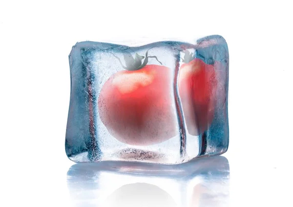 Tomate fresco em cubo de gelo — Fotografia de Stock