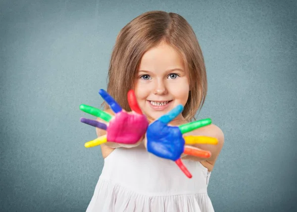 Mała dziewczynka Wyświetlono malowane ręce — Zdjęcie stockowe