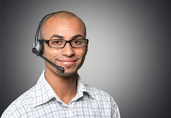 Retrato de um homem sorridente com fone de ouvido — Fotografia de Stock