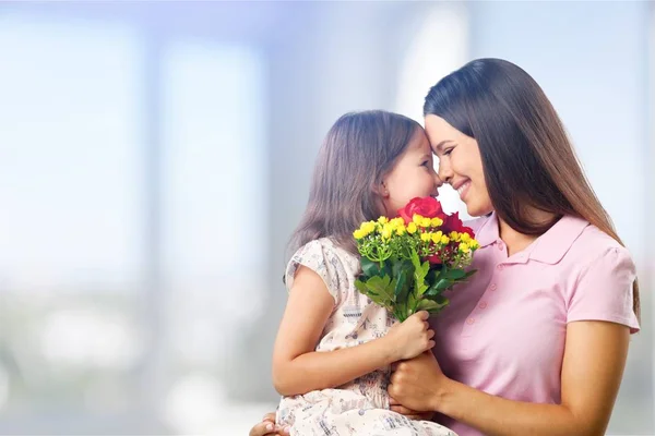 Mãe e filha com flores — Fotografia de Stock