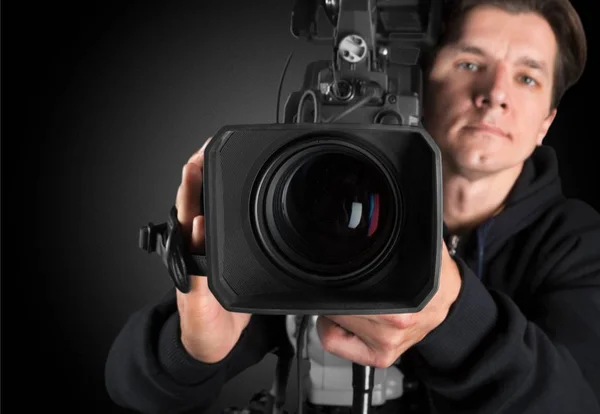 Homme tenant une grosse caméra vidéo — Photo