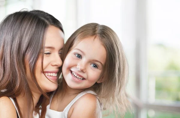 Madre e figlia abbraccio — Foto Stock