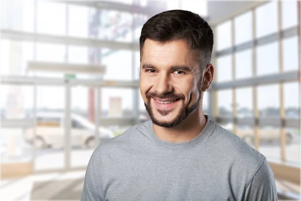 Sonriente hombre barbudo —  Fotos de Stock