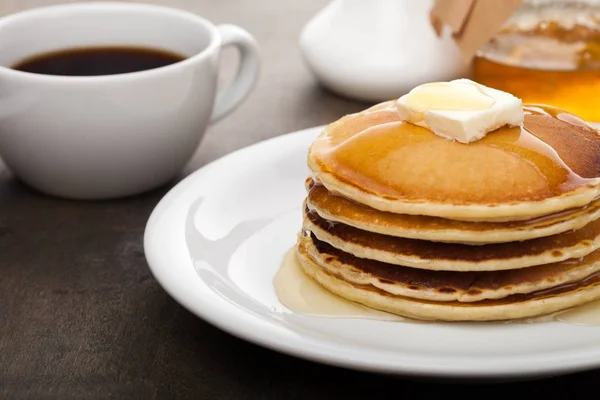 Stapel van heerlijke pannenkoeken — Stockfoto