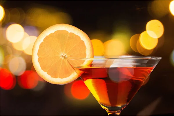 Martini en vaso con rodaja de naranja — Foto de Stock