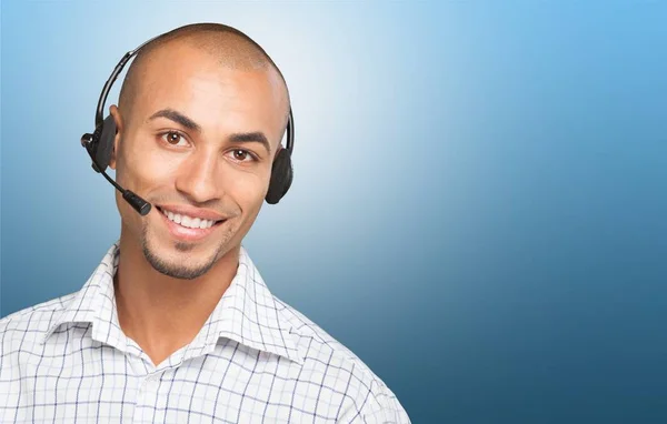 Egy mosolygós férfi portréja fejhallgatóval — Stock Fotó