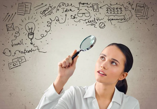 Mujer con vidrio de aumento — Foto de Stock