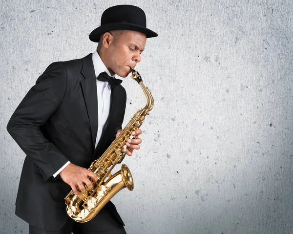 Saksafonla oynayan adam