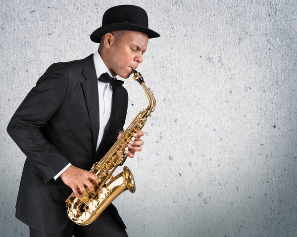 Человек, играющий на саксофоне