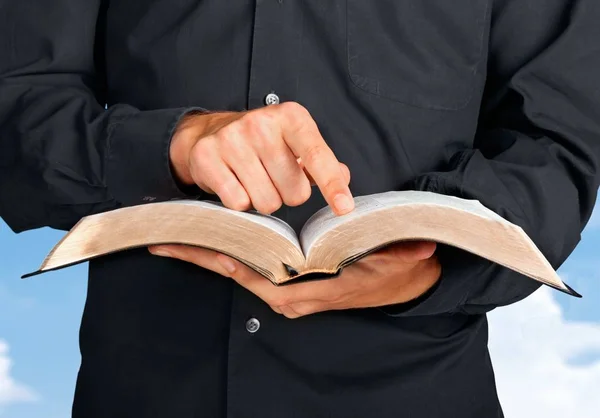 Mão homem segurando bíblia sagrada — Fotografia de Stock
