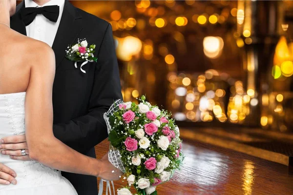 Gelin ve damat sarılıyor.