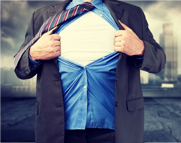 Empresário rasga camisa em si mesmo — Fotografia de Stock