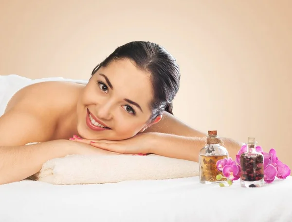 Mulher na mesa de massagem spa — Fotografia de Stock