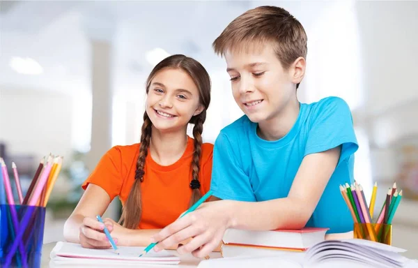 Enfants assis à la table pendant la leçon — Photo