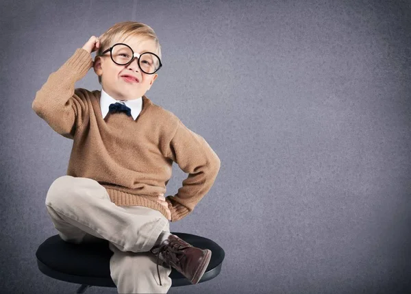 Niño en gafas pensando — Foto de Stock