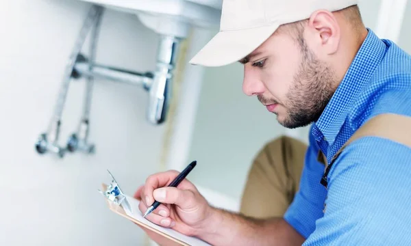 Professionele loodgieter vaststelling van pijpen — Stockfoto