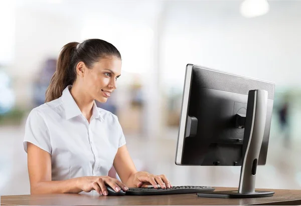 Atractiva mujer joven usando el ordenador portátil —  Fotos de Stock