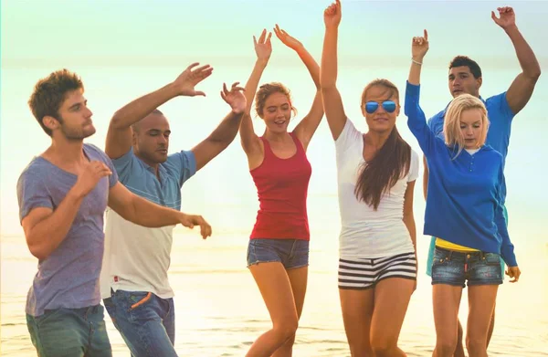 Friends partying at the beach — Stock Photo, Image
