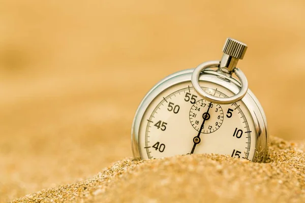 Cronômetro de prata na areia — Fotografia de Stock