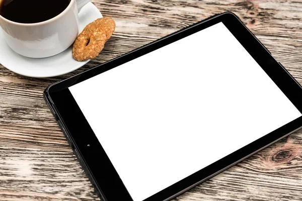 Digitales Tablet mit Tasse Kaffee — Stockfoto