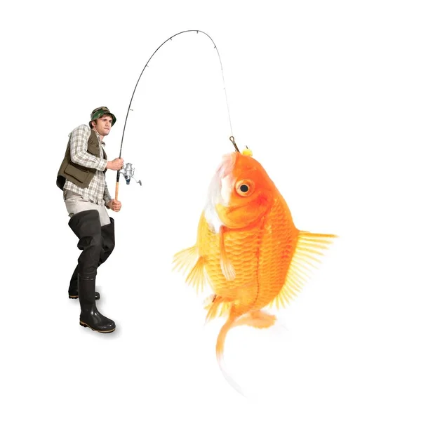Людина з великою золотою рибою — стокове фото