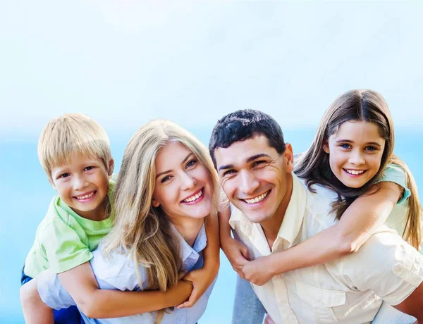 Prachtige familie in park — Stockfoto