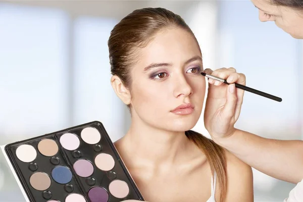 Make-up-Artist macht Make-up für Mädchen — Stockfoto