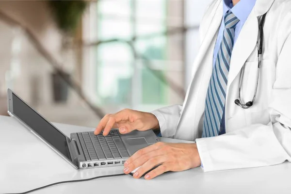 Doctorin menggunakan laptop — Stok Foto