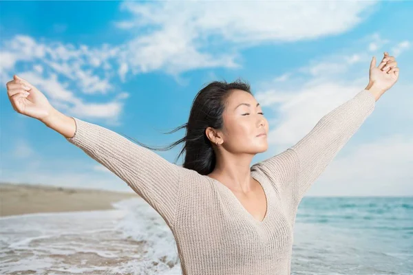 Ung kvinna på stranden — Stockfoto