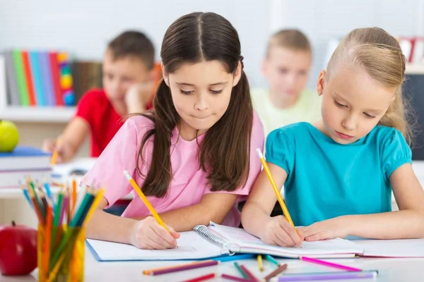 Niños de escuela amigables con libros —  Fotos de Stock