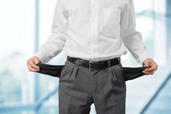 Бизнесмен показывает свои пустые карманы — стоковое фото