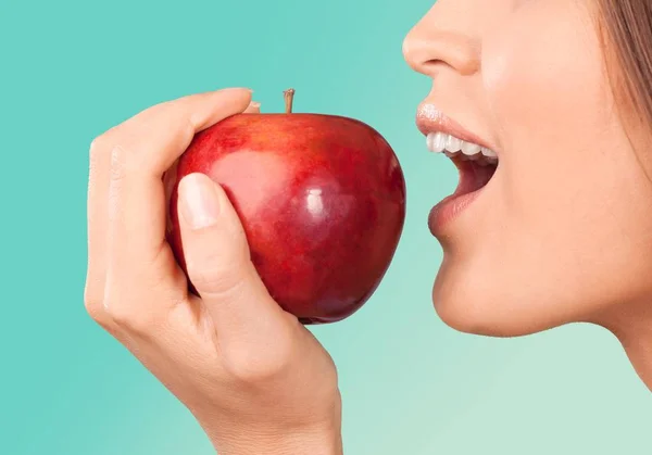 Woman eten apple — Stockfoto