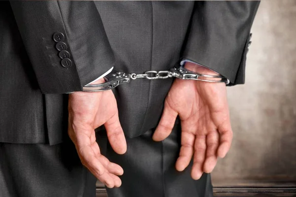 Человек в наручниках за спиной — стоковое фото