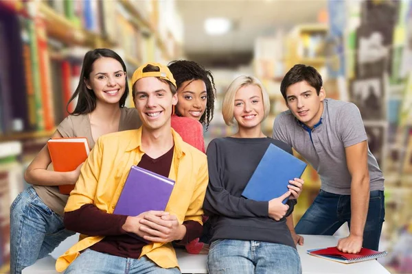 Groep studenten met boeken — Stockfoto