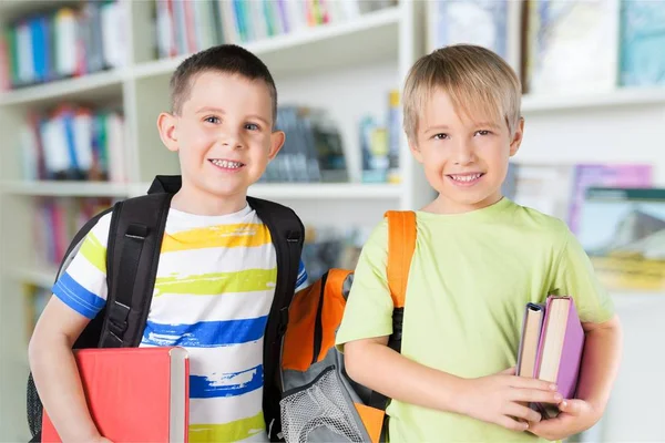 Söta schoolboys med ryggsäckar — Stockfoto