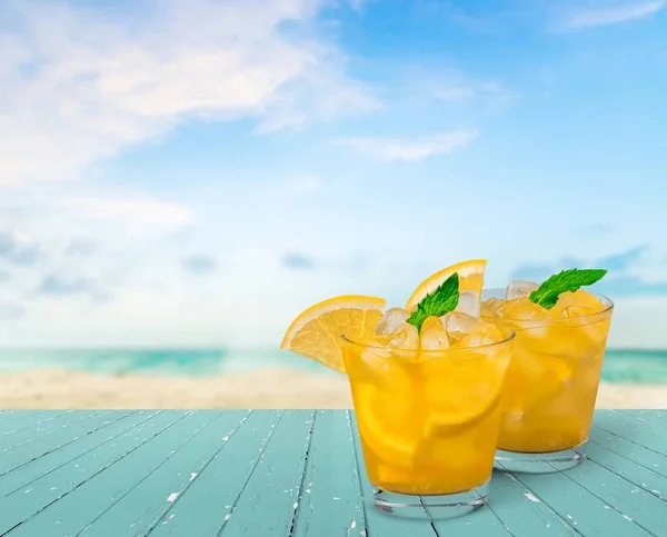 Glasses with cocktails with lemon — Stock Photo, Image