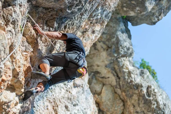 Homme grimpant sur le rocher — Photo