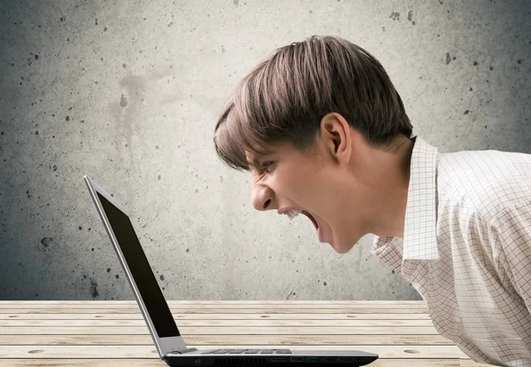 laptop bağıran adam